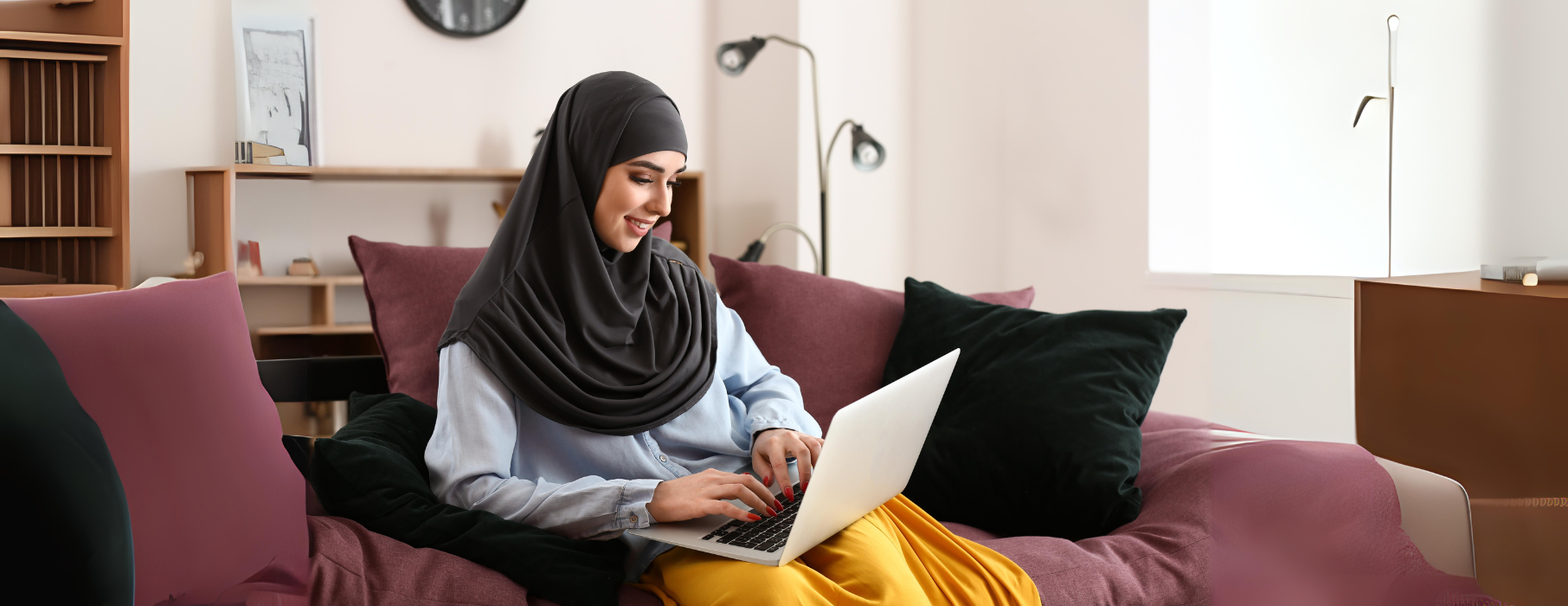 Jeune femme musulmane souriante, portant un hijab, parlant à un imam en ligne sur Griiz